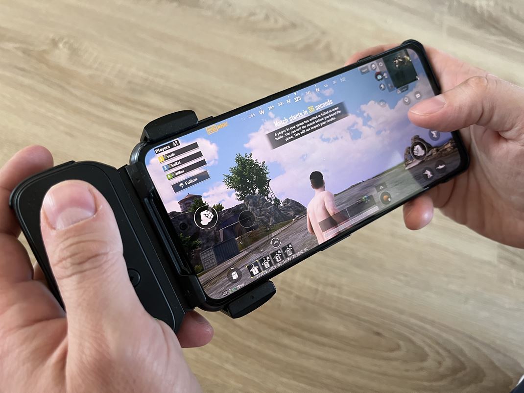 Black Shark 4 - skutočný herný mobil Zaujímavý je pologamepadový doplnok. Je pre mobilné hry lepší ako plný gamepad.