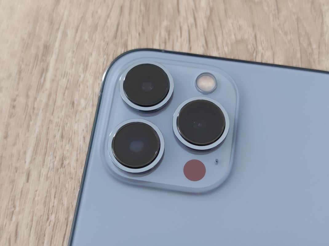 iPhone 13 Pro Max Kamery zostali podobné, aj keď zoom je už trojnásobný.