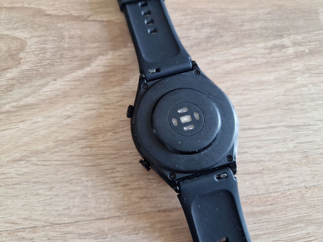 Xiaomi Watch S1 Senzory sú mierne vyvýšené, plus hodinky dopĺňajú dve tlačidlá.