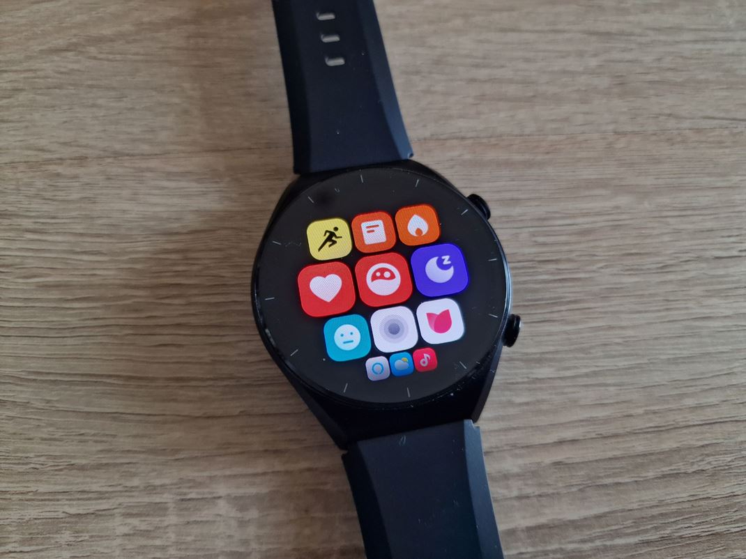 Xiaomi Watch S1 Základných aplikácií je dostatok, niekoľko ešte viete doinštalovať z mobilu.
