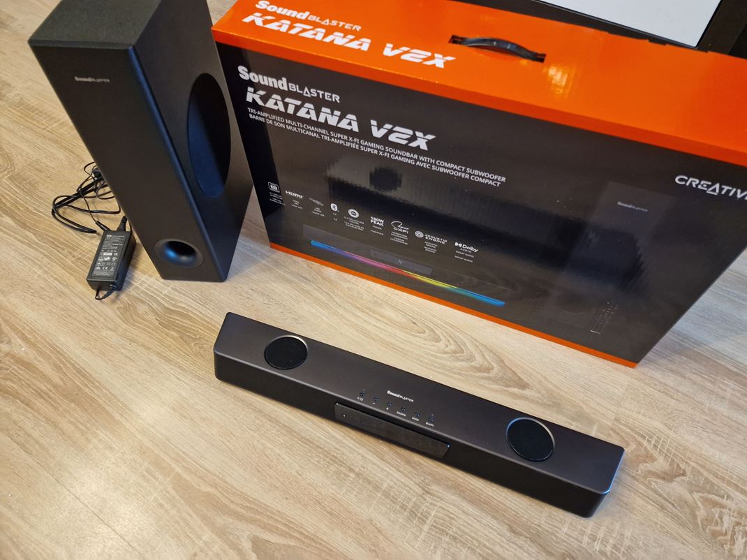 SoundBlaster Katana V2X Katana V2X prichádza s tenším a vyšším subwooferom.