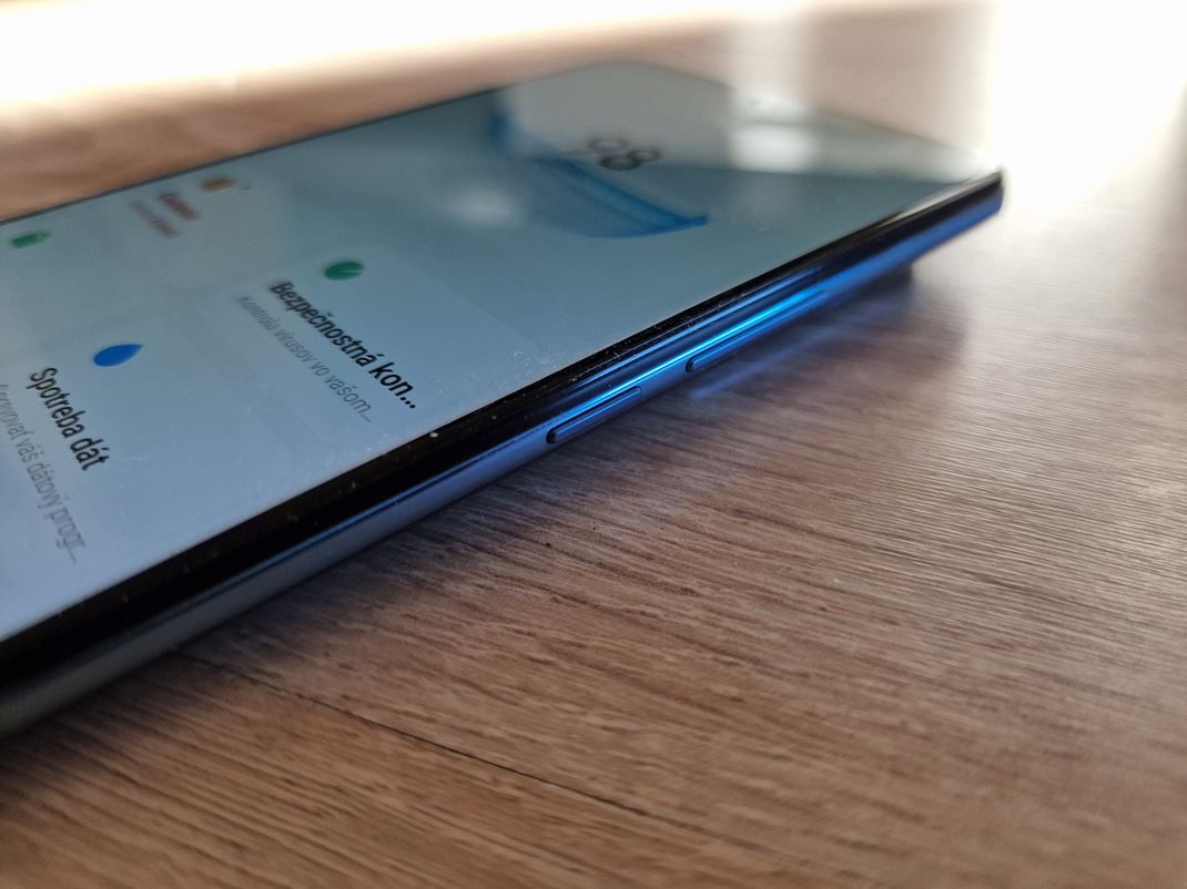 Xiaomi 12T Pro Mobil prichádza s fóliou na displeji.