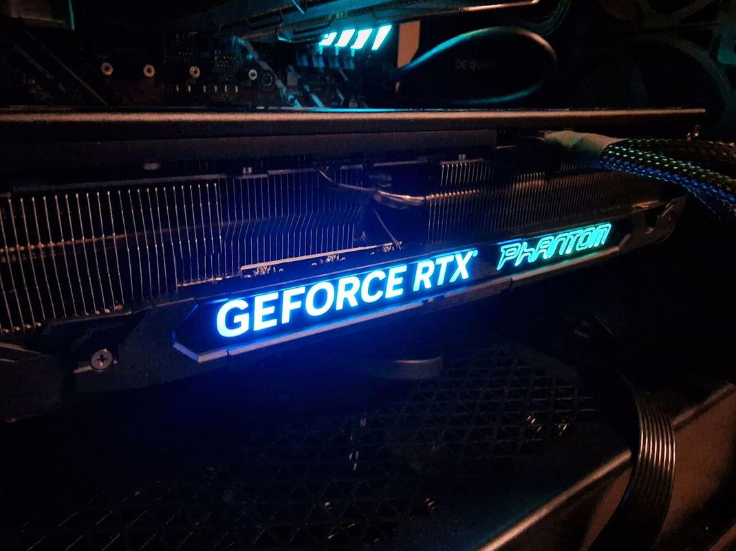 Gainward RTX 4080 Phantom 16GB RGB tu je podsvietený bočný nápis.