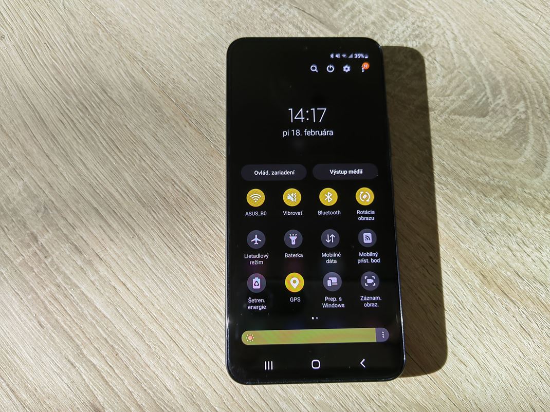 Samsung Galaxy S22 Umožňuje aj meniť farby systému.