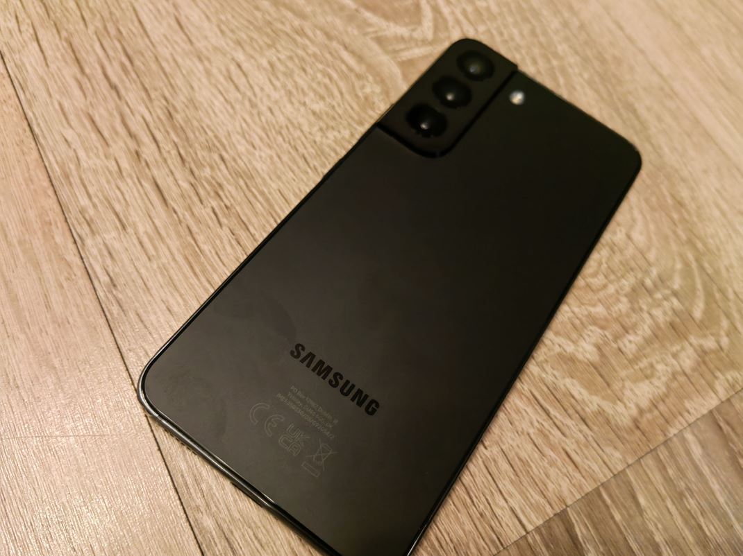 Samsung Galaxy S22 Vzadu je nastriekané sklo.