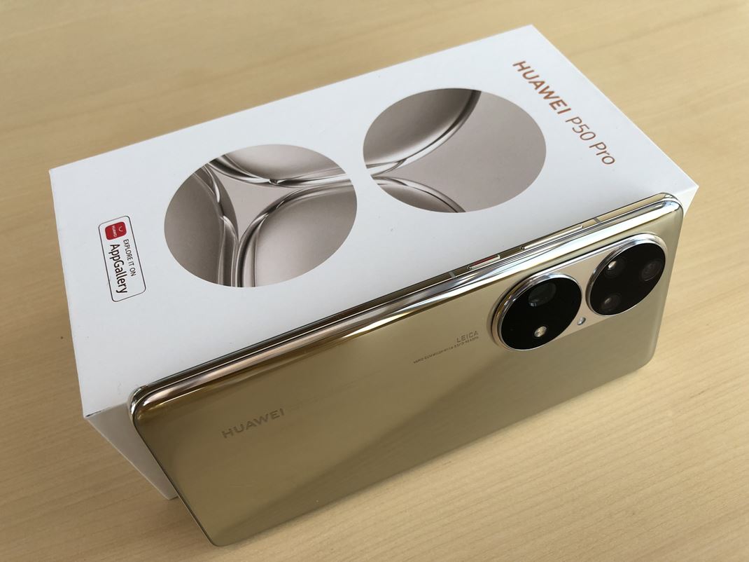 Huawei P50 Pro Pohľad na tenké a dizajnové telo telefónu vás veru neomrzí.