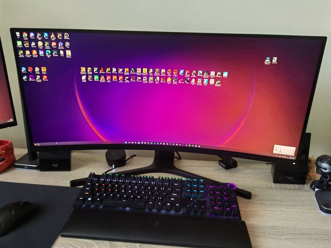 Xiaomi Curved gaming monitor 34'' Desktop má rozsiahlu plochu, aj keď na farbách vidieť malý color banding.
