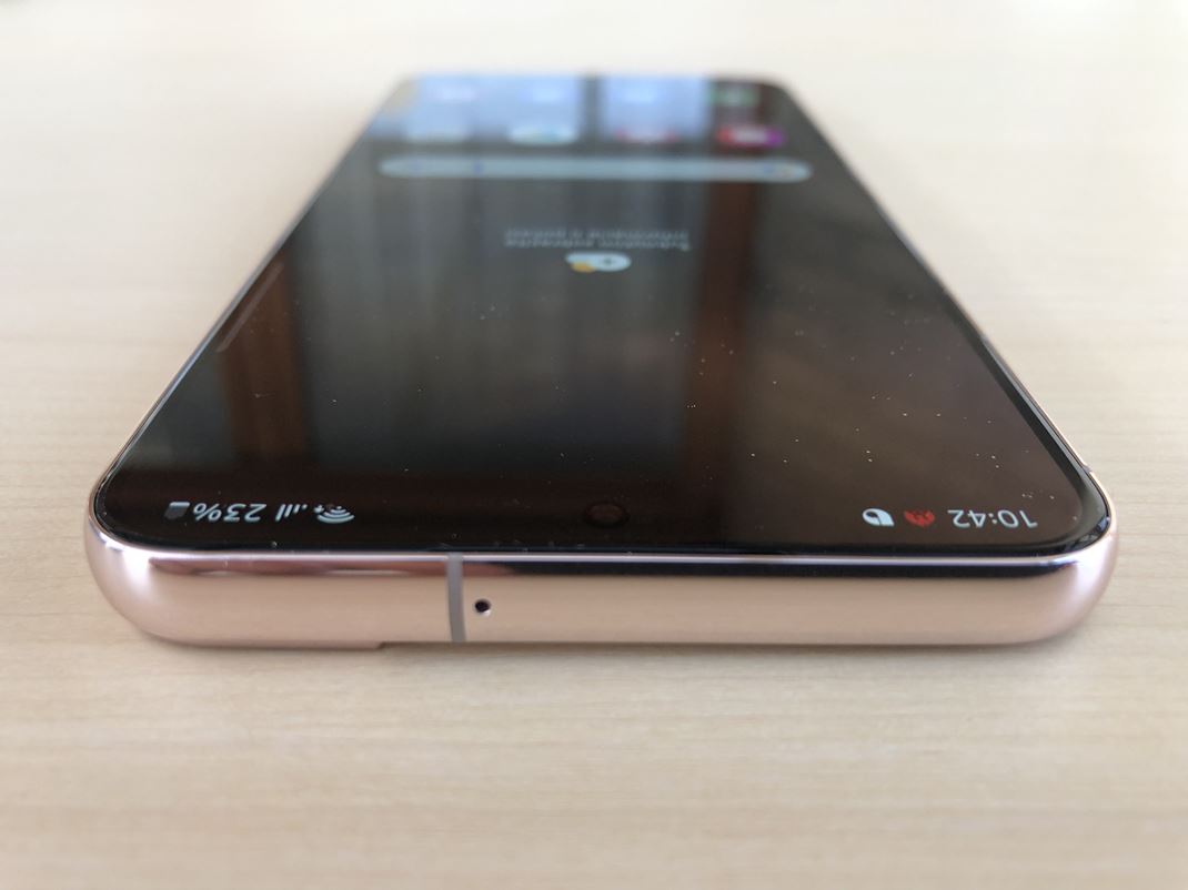 Samsung Galaxy S22+ Odolný hliníkový Armor lemuje celý telefón a nechýba ani odolnejšie sklo.