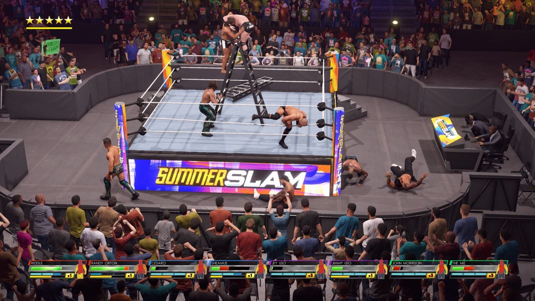 WWE 2K22 V zápasoch si to môžete rozdať aj s desiatkami zápasníkov. Prirodzene, keď sa dobre zorientujete.