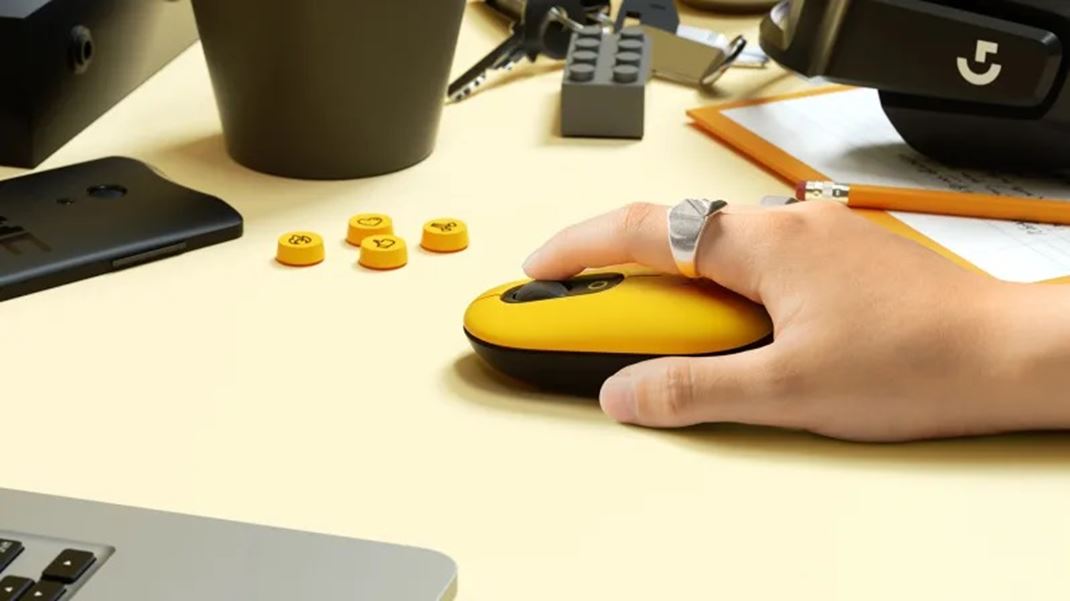 Logitech POP Keys & Mouse a Logitech Desk Mat