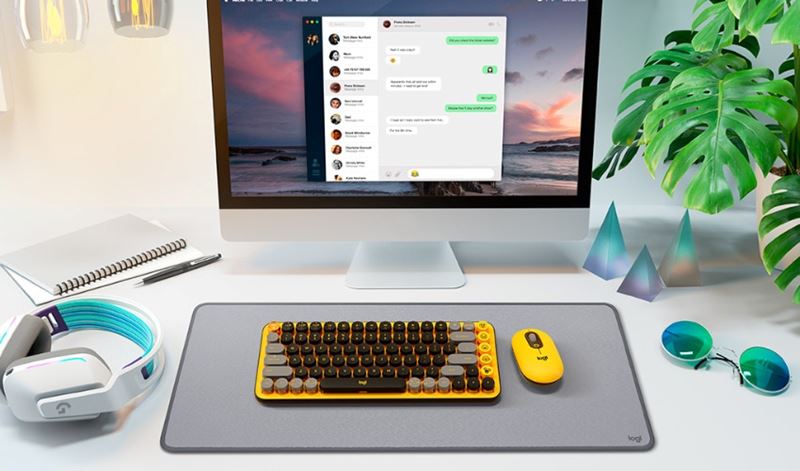 Logitech POP Keys & Mouse a Logitech Desk Mat