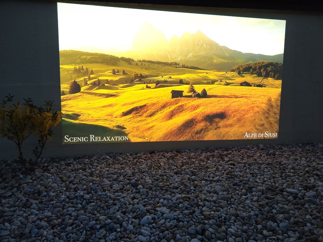 Samsung Freestyle projektor Von viete premietať aj na veľkú stenu a spraviť si letné kino.