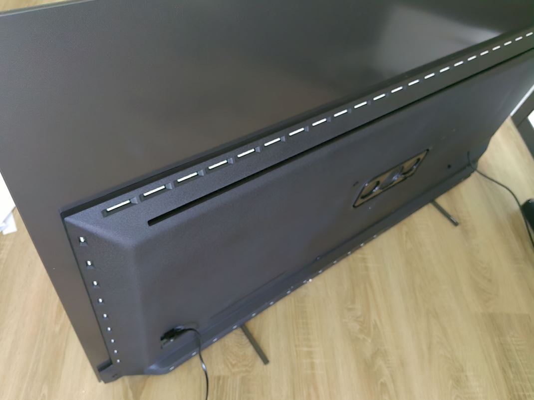 Philips 65'' OLED 806 - plnohodnotný herný OLED TV má tenučkú OLED obrazovkou doplnenú vyvýšenou časťou s elektronikou a LED diódami.