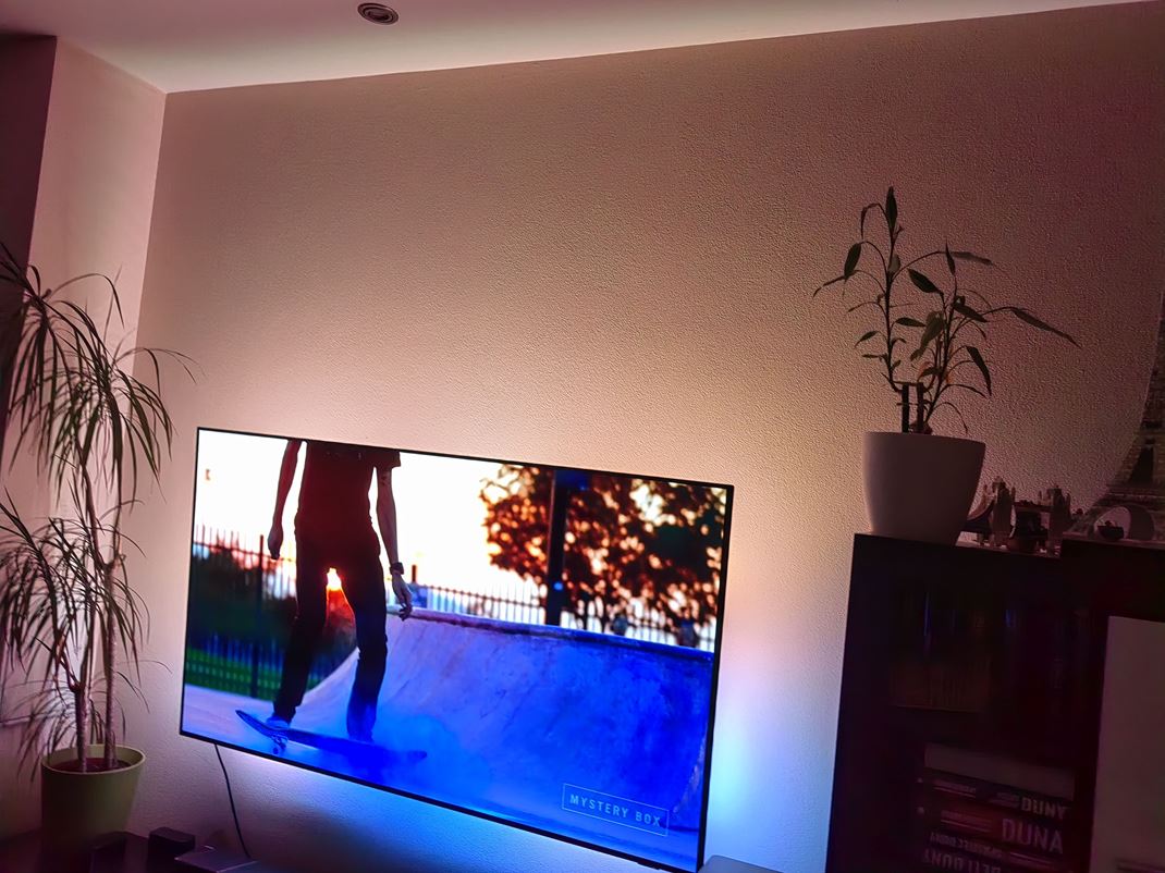 Philips 65'' OLED 806 - plnohodnotný herný OLED Zadné podsvietenie pekne osvieti aj celú stenu.