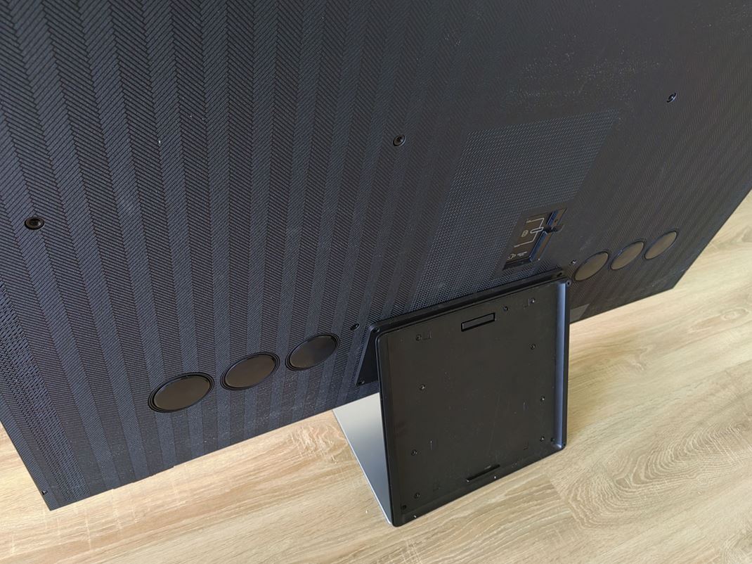 Samsung 55'' QN95B - TV s podporou 144Hz Na zadnej ploche nájdete sériu skrytých reproduktorov a aj niekoľko basových.