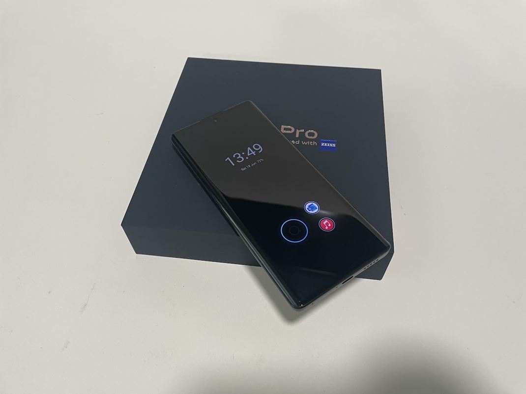 Vivo X80 Pro - fotomobil od Vivo Čítačka odtlačkov prsta s konfigurovateľnými aplikáciami.