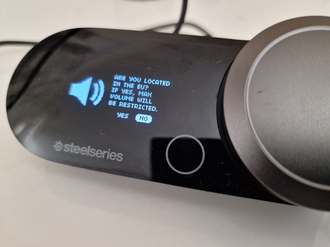 SteelSeries Arctis Nova Pro Pre zaujímavosť receiver sa vás pri inštalácii spýta, či ste z EU, ak áno, obmedzí vám maximálnu hlasitosť.
