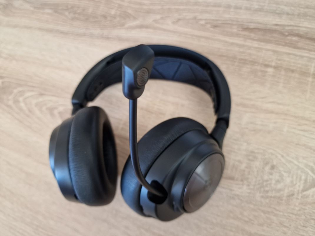 SteelSeries Arctis Nova Pro Dizajnovo a ani kvalitou spracovania headset nesklame.