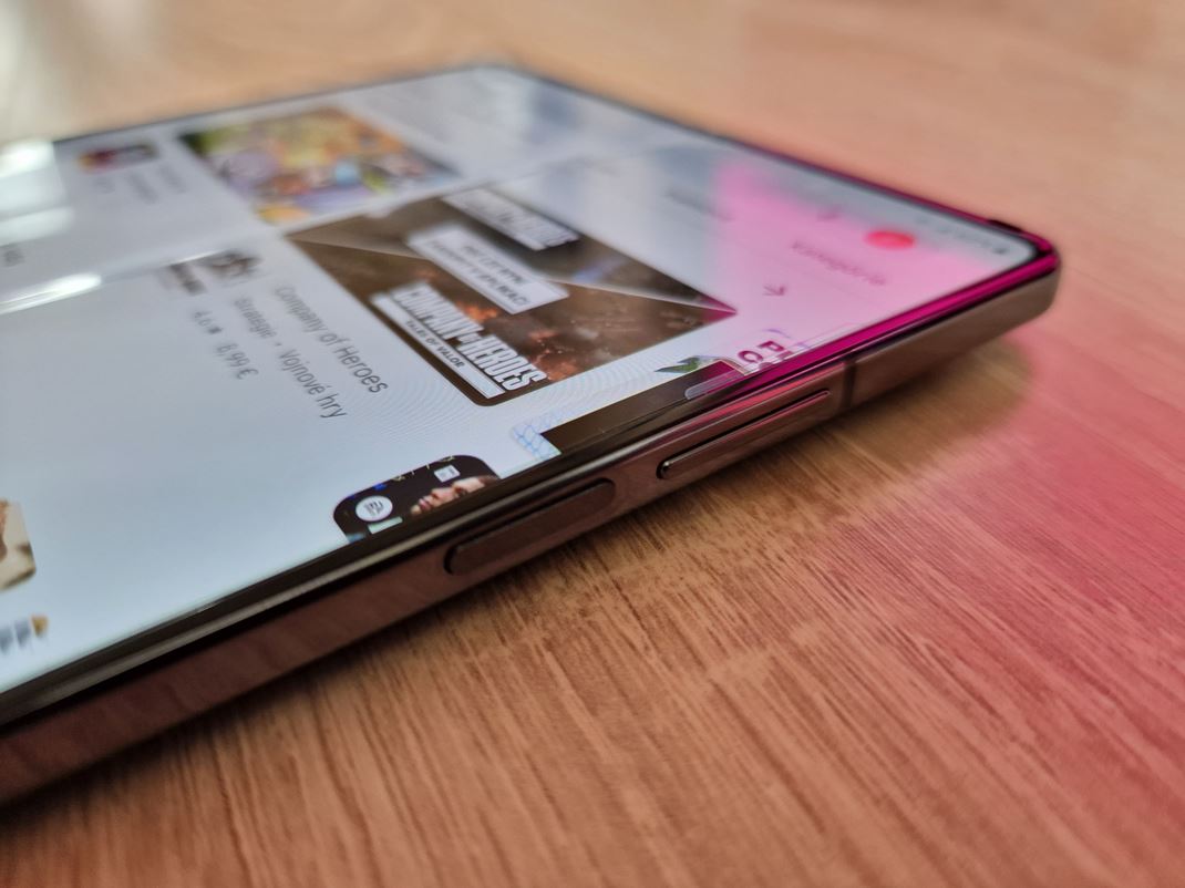 Samsung Galaxy Z Fold4 Na displeji stále jemne vidieť priehlbinu v strede.