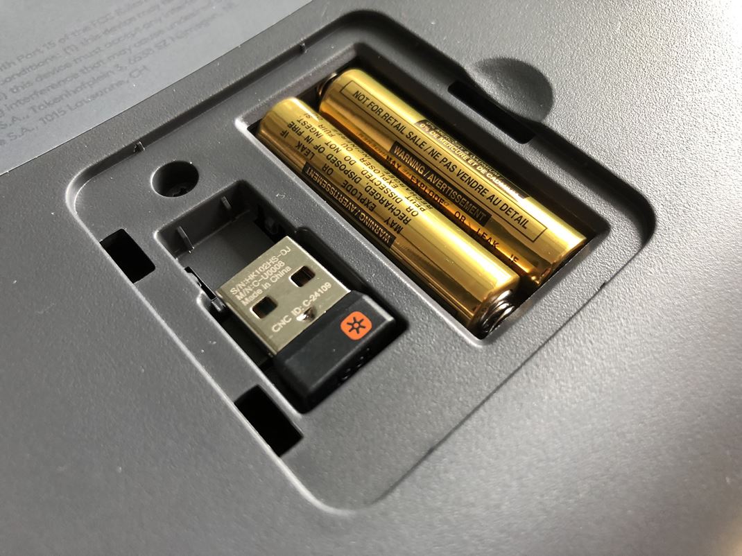 Vertikálne-ergonomická Logitech séria Batérie aj USB pohodlne na jednom mieste, tak to má byť!