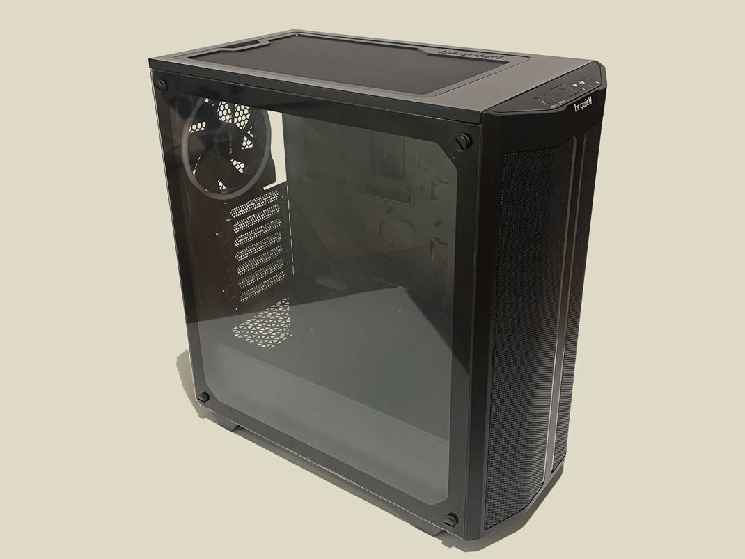 Be quiet! Pure Base 500 FX s vodným a vzdušným chladením Bočnicu tvorí číre temperované sklo.