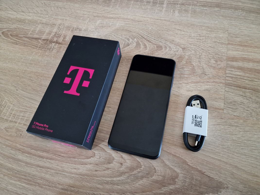 T Phone Pro Telekomácky 5G mobil sa predstavuje v Pro verzii.