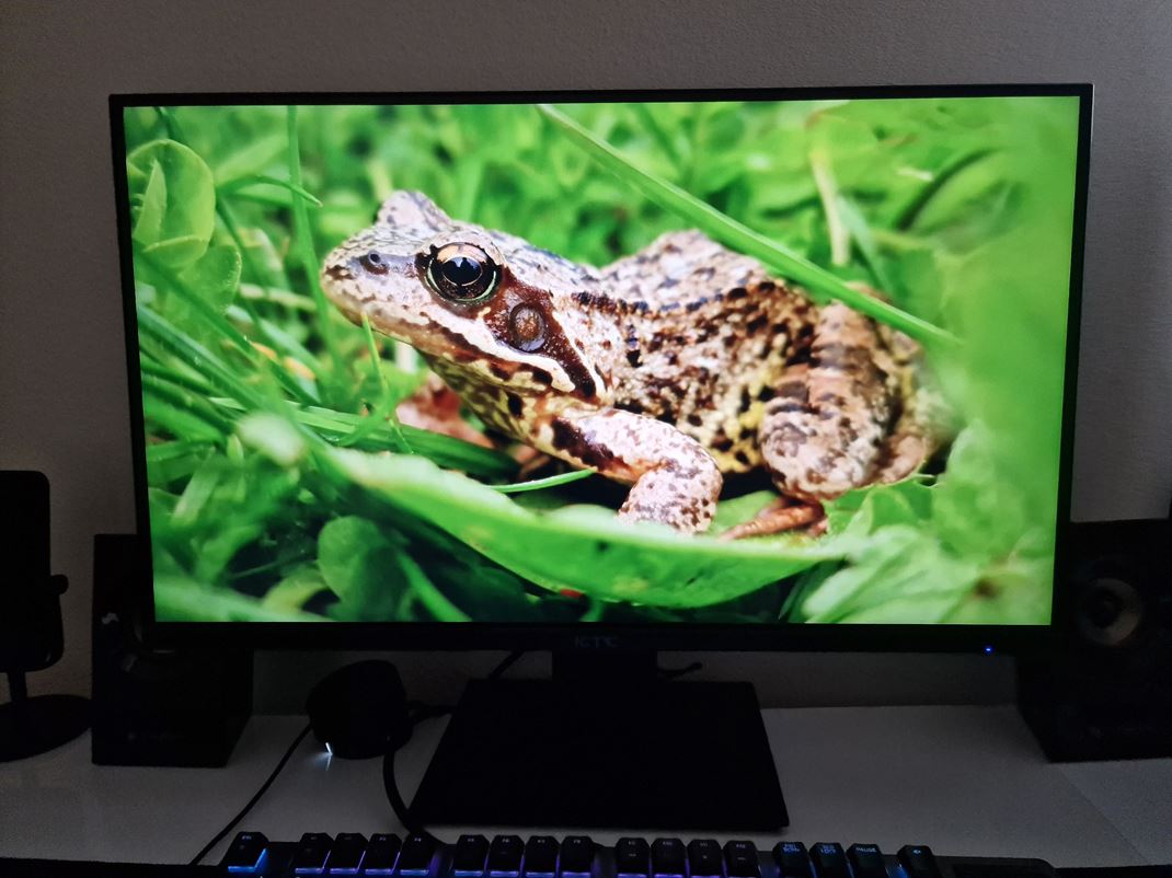 KTC H27T22 - hern 1440p monitor Monitor sce podporuje HDR, ale neakajte viditen rozdiely.