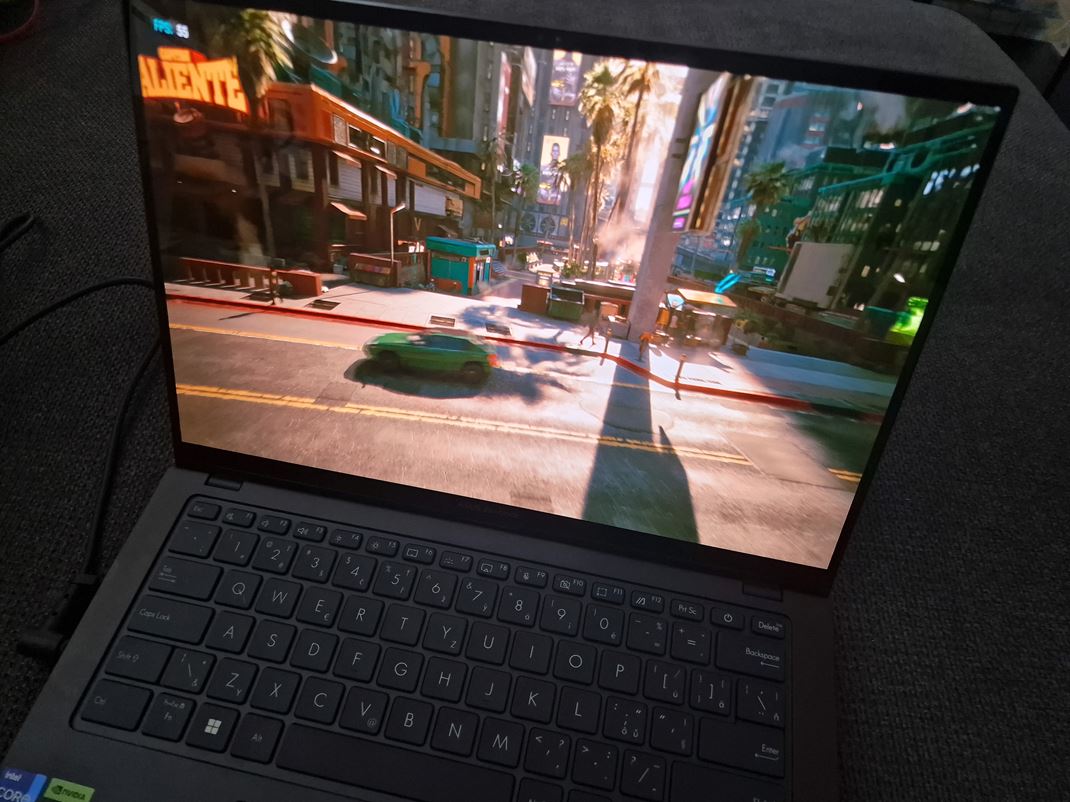 Asus Zenbook 14 Pro - OLED notebook Cyberpunk pekne rozbehnete, ale pre 8GB pamäť grafiky kompromisy musia byť.