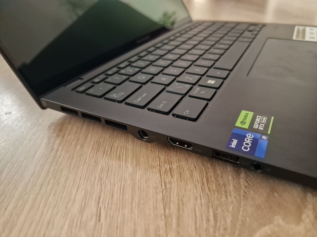 Asus Zenbook 14 Pro - OLED notebook Portov nie je veľa, je tu len jeden USB-A, pridáva sa HDMI a 3.5mm jack