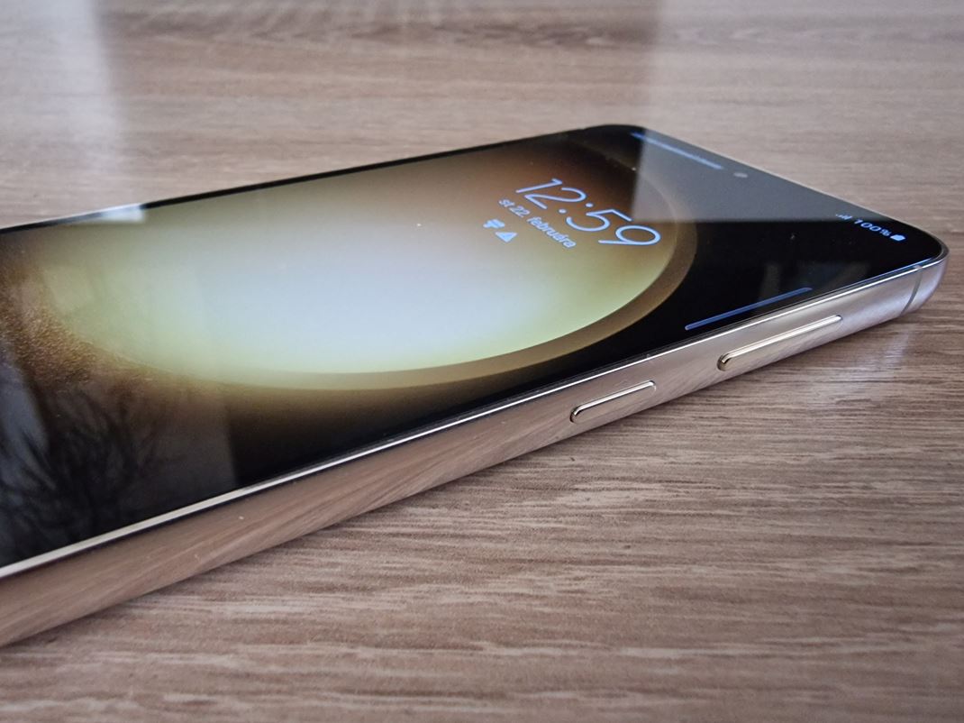 Samsung Galaxy S23 Hrana mobilu je mierne zaoblená.