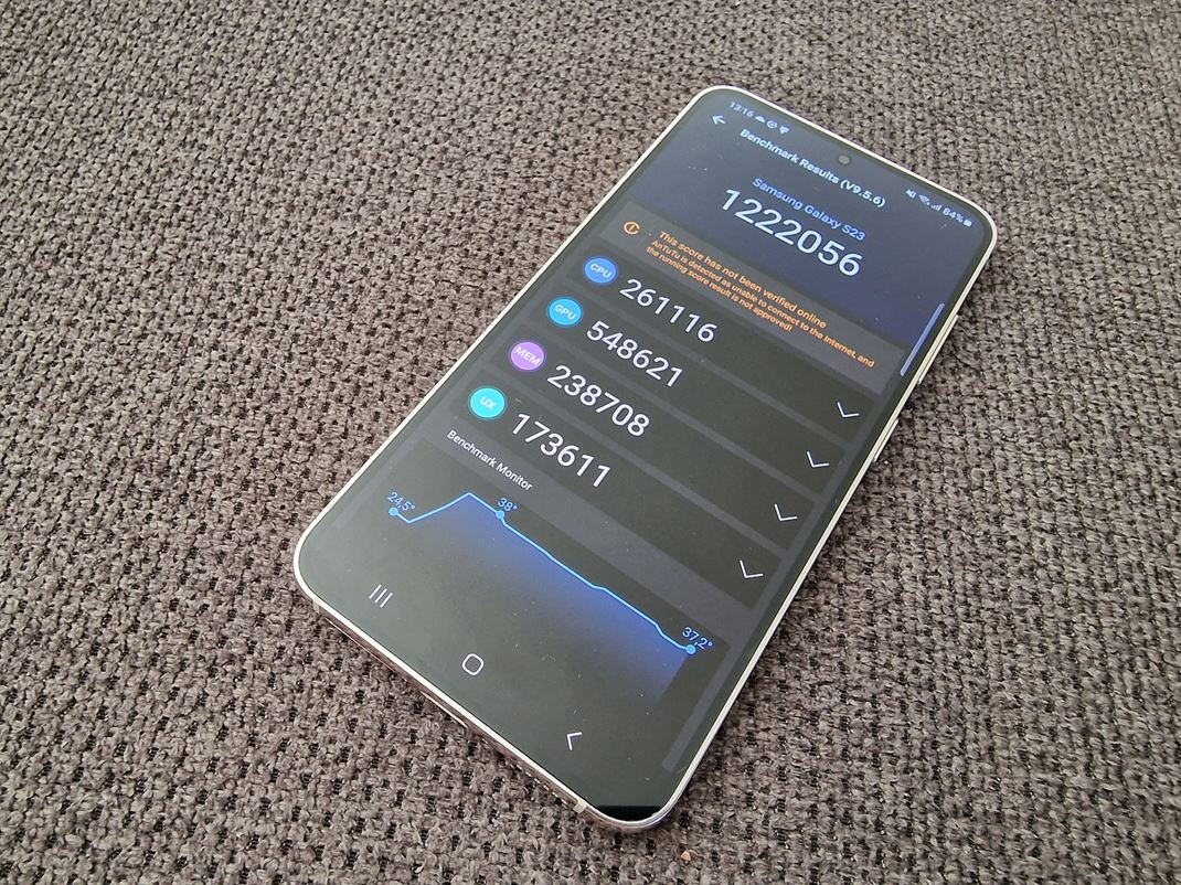 Samsung Galaxy S23 Mobil je síce malý, ale výkonu má viac ako dosť.