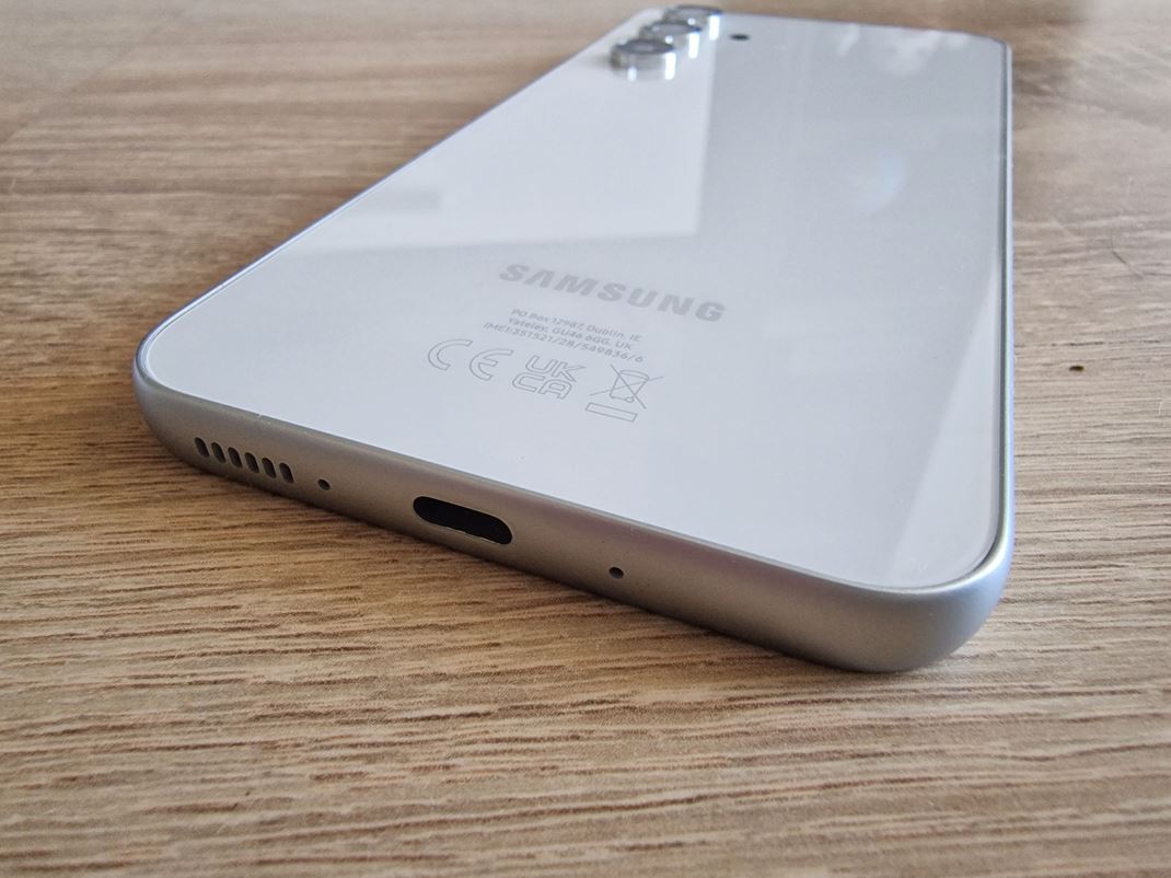 Samsung Galaxy A54 5G Telo mobilu je hlinkov a na okrajoch mierne zaoblen.