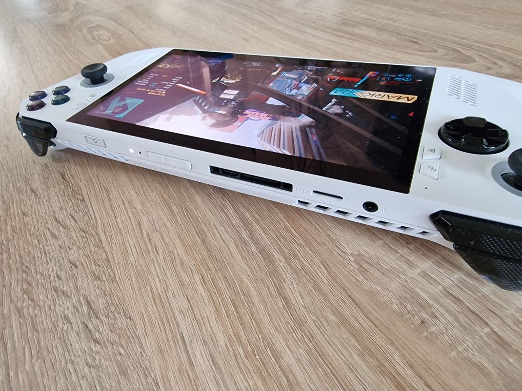 Asus ROG Ally - najvýkonnejší herný handheld Všetky porty má handheld navrchu spolu s vetrákmi.
