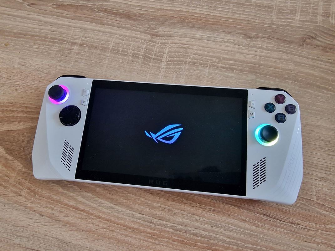 Asus ROG Ally - najvýkonnejší herný handheld Čakajte veľký displej, vysoký výkon a RGB podsvietenie.