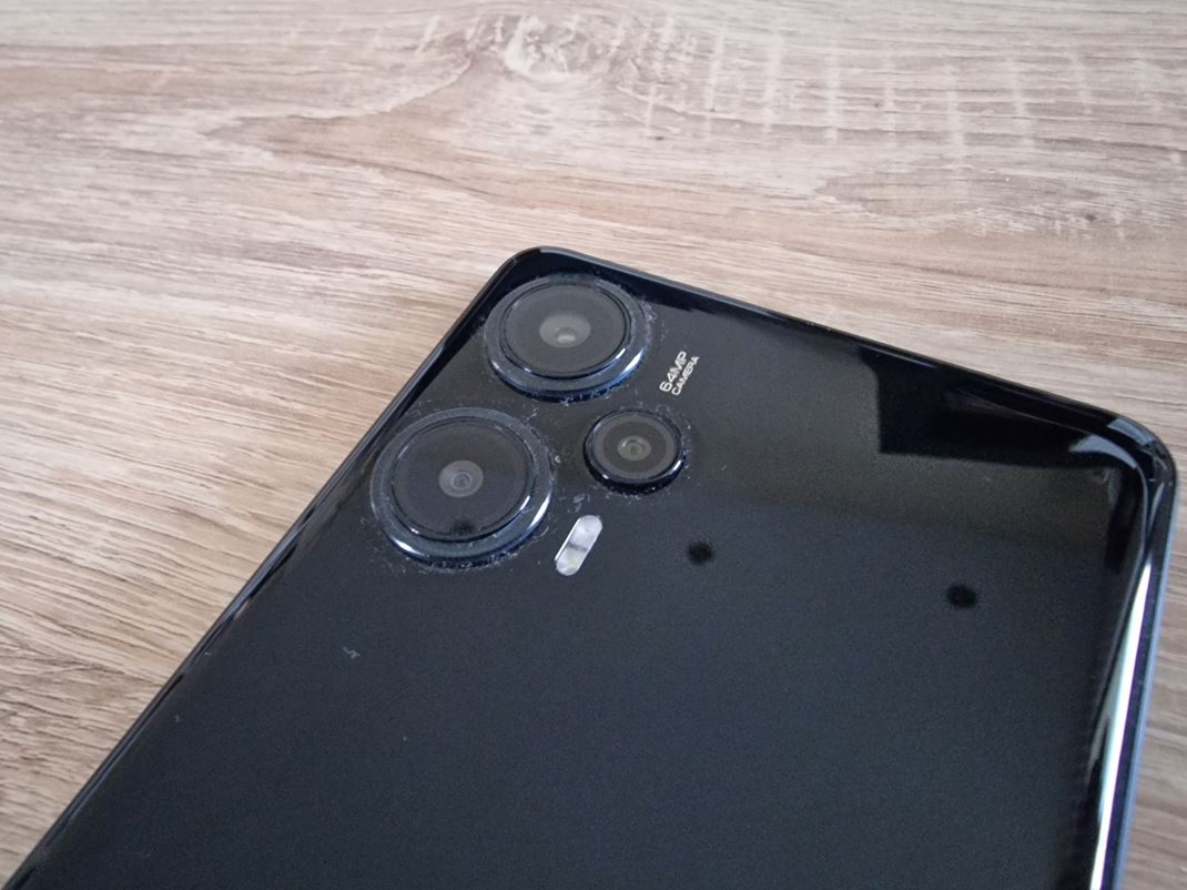 Xiaomi Poco F5 Kamery sú zaujímavé kruhové, ale v tejto čiernej verzii nevýrazné. Lesklý kryt je magnet na odtlačky a prach. Ale ak použijete obal, tak je to jedno.