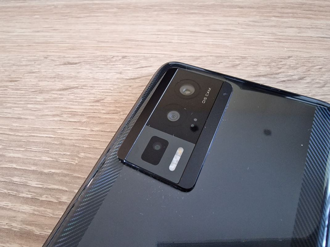 Xiaomi Poco F5 Pro Kamery sú v slušne navrhnutom obdĺžiku.