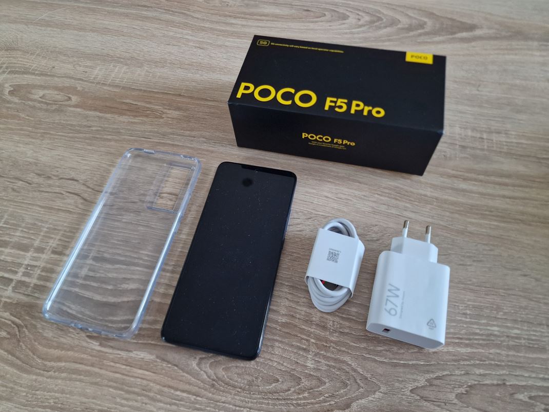 Xiaomi Poco F5 Pro Xiaomi pridáva k mobilu obal a aj nabíjačku