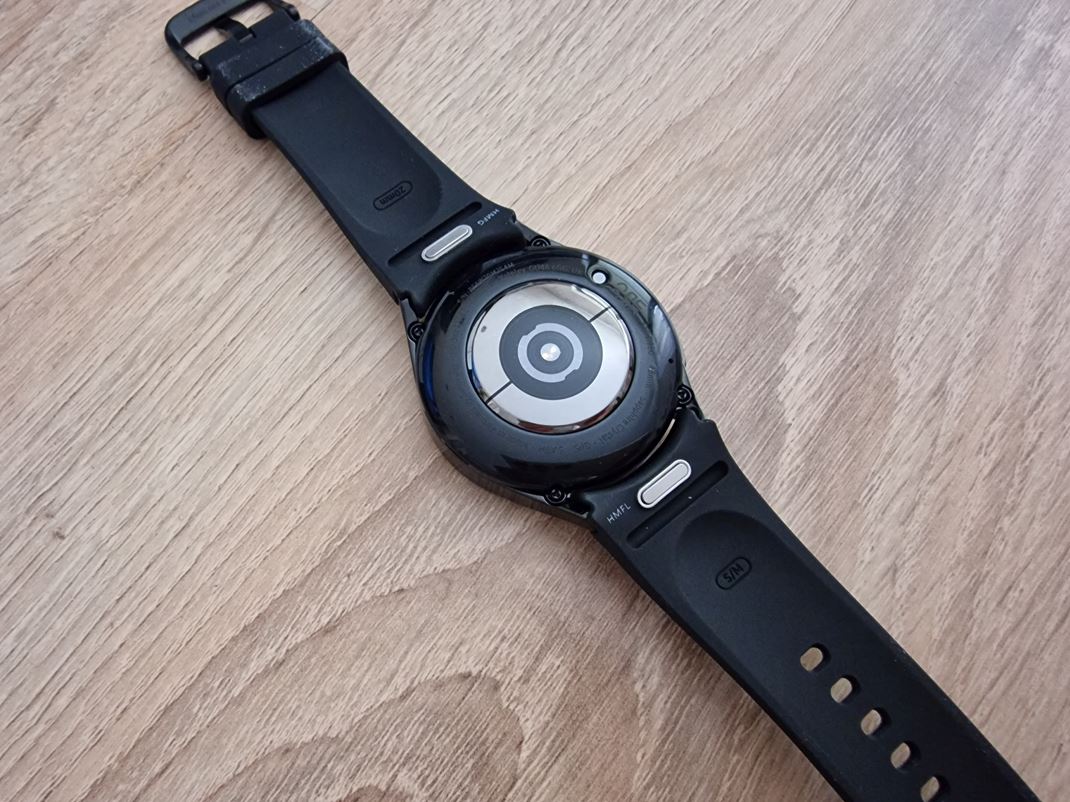 Samsung Galaxy Watch6 Classic Na spodnej strane hodiniek je paleta senzorov.