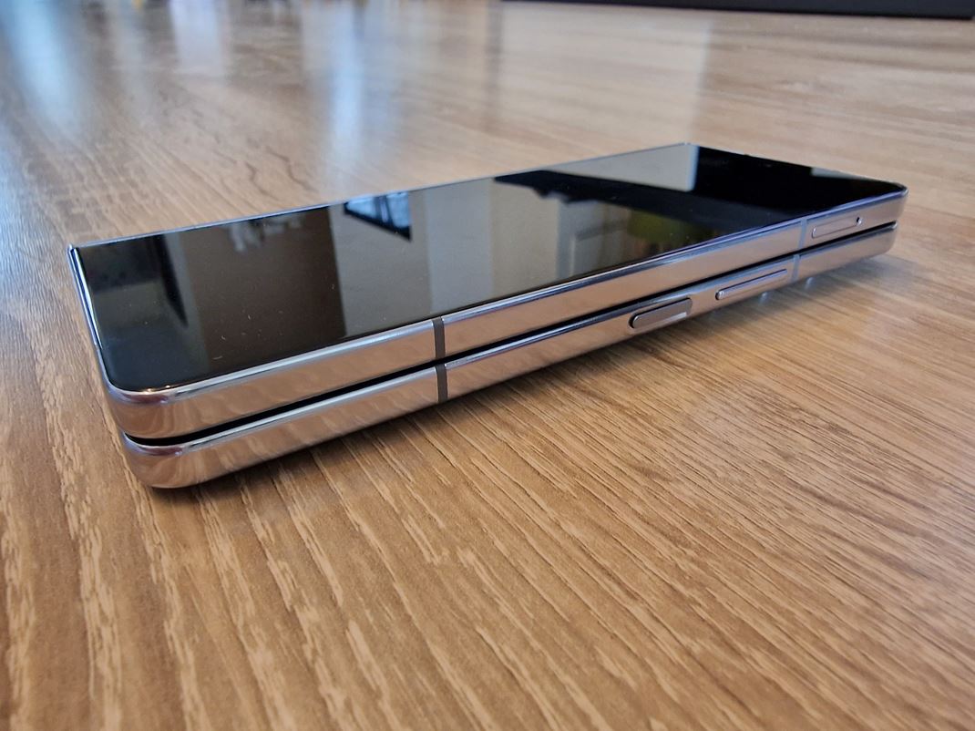 Samsung Galaxy Z Fold5 Zatvorený mobil teraz vyzerá dokonalo, bez otvoru pri mechanickej časti.