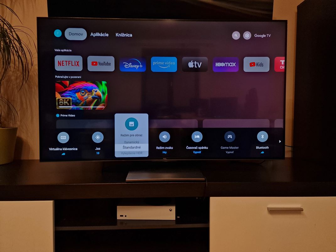 TCL 55C745 - herný TV za dobrú cenu Systém je tu Google TV, je rýchly a je tam všetko. A keď vstupy z HDMI sú štandardne oddelené v spodnom menu