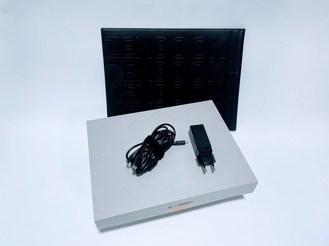 ASUS Zenbook S 13 OLED V balení nechýba kompaktný adaptér a puzdro