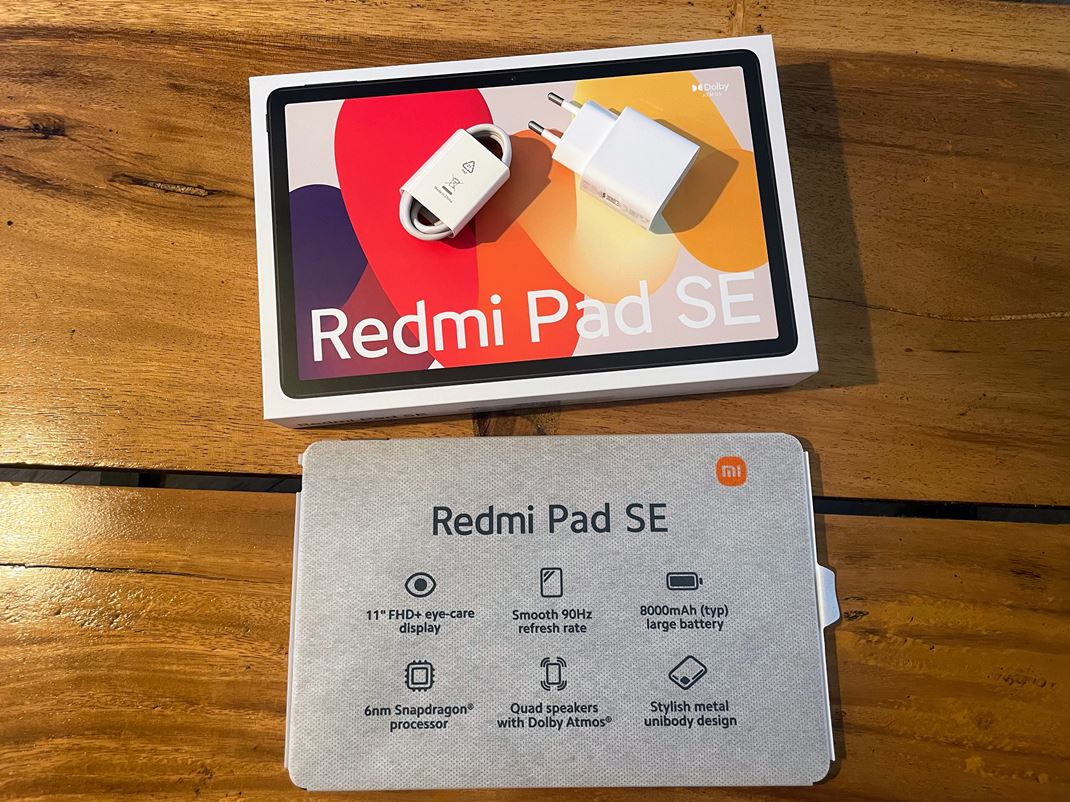 Xiaomi Redmi Pad SE V balení sa nachádza okrem tabletu aj kompletná 10W nabíjačka