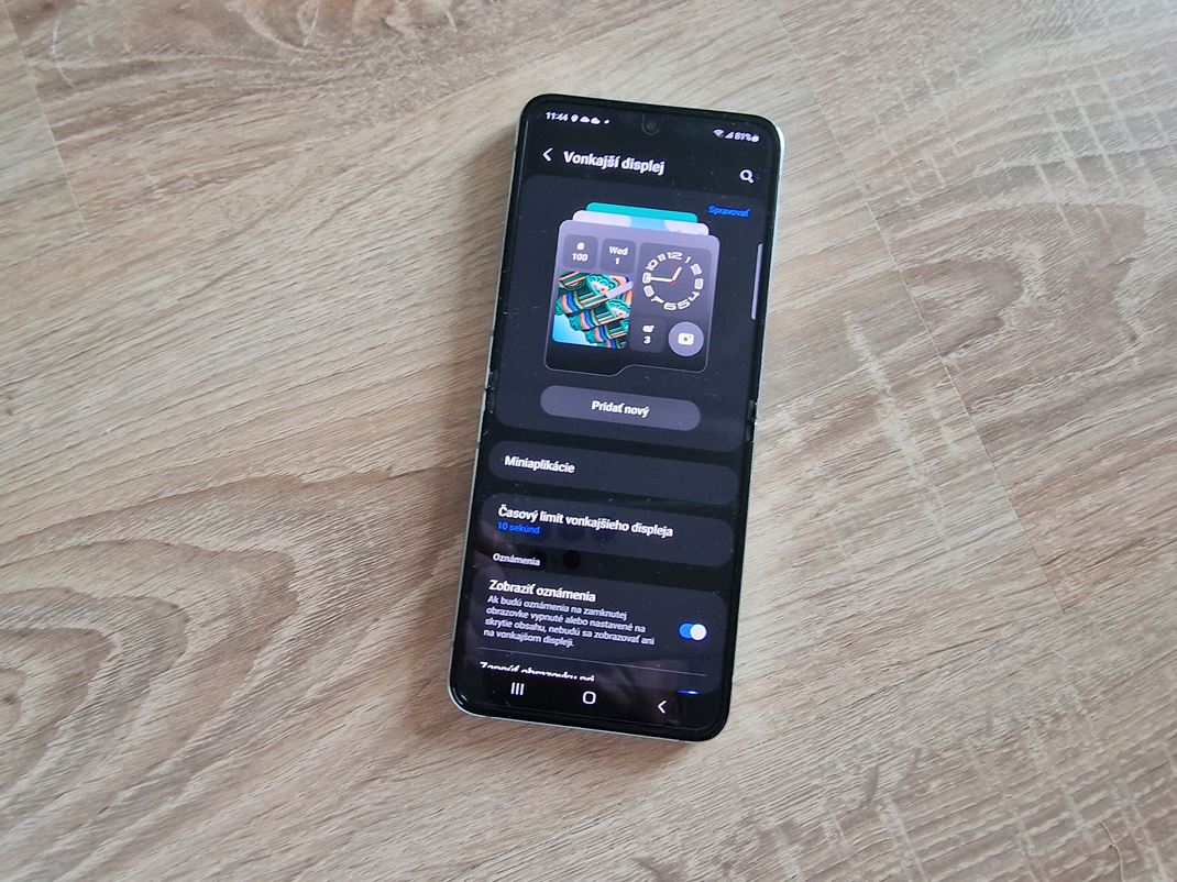 Samsung Galaxy Z Flip5 Na vonkajšom displeji si môžete vybrať tému hodín