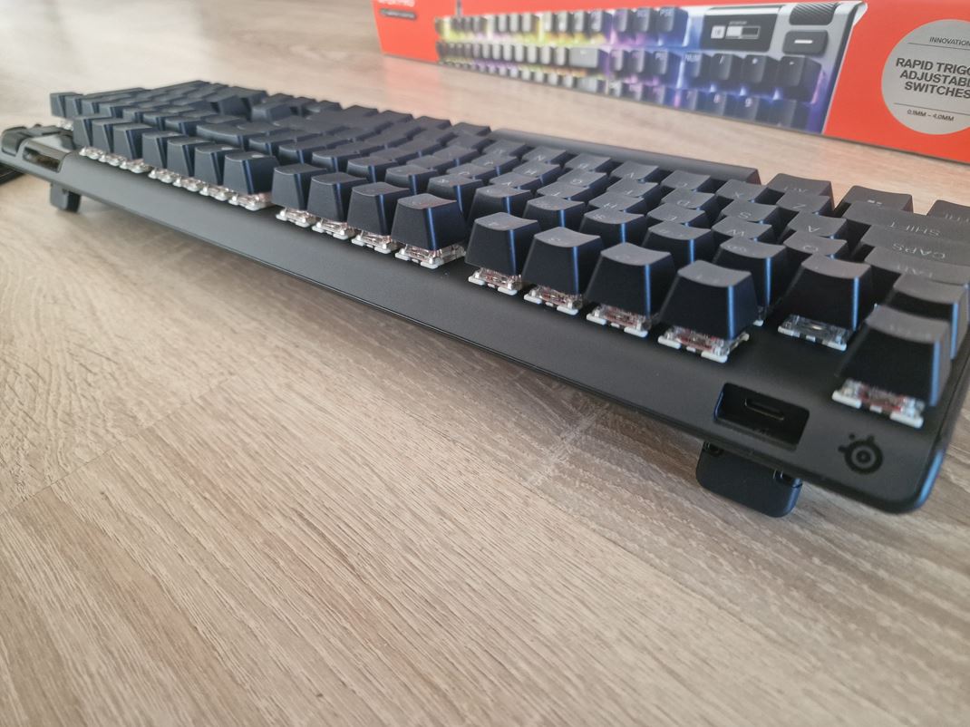 Steelseries Apex Pro Gen 3  Kbel bude teraz odpojiten. Neakajte USB-hub.