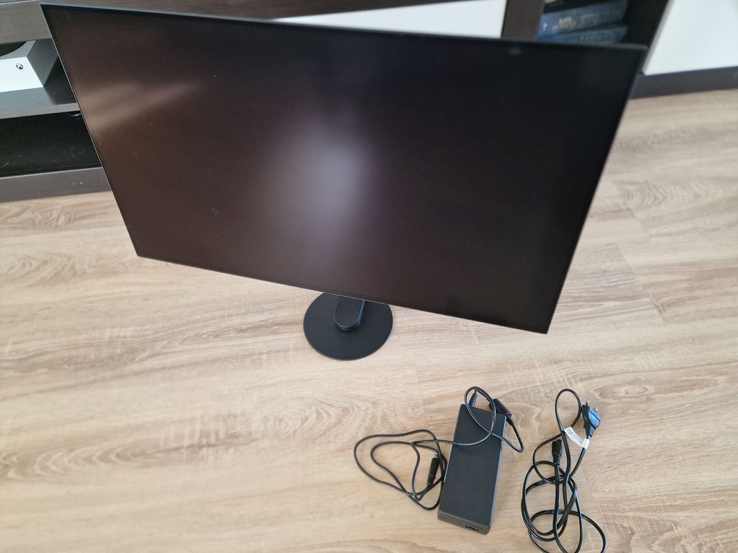 Sony Inzone M10S - OLED Monitor prichdza s minimalistickm podstavcom, ale aj externm zdrojom.