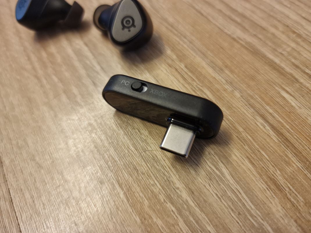 Steelseries Arctis GameBuds USB k si mete prepn na PC alebo Xbox pouitie, na mobily a prepojte bez neho cez bluetooth.
