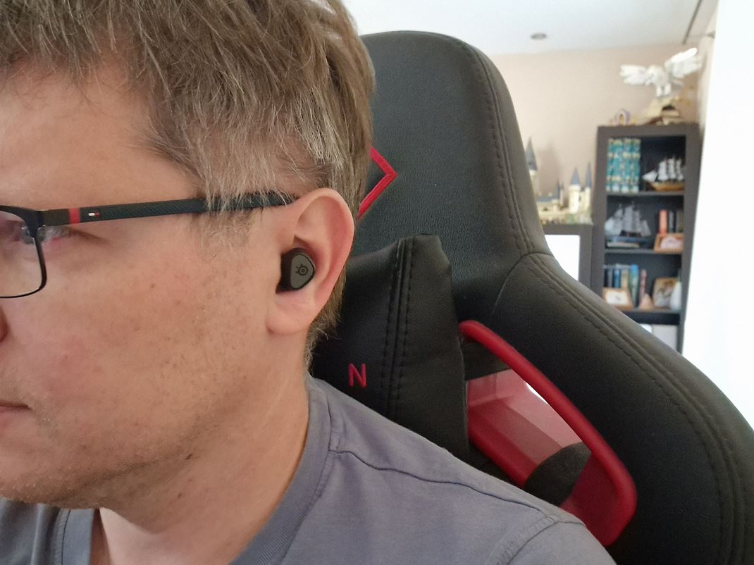 Steelseries Arctis GameBuds Budsy sadn dobre a s pohodln.