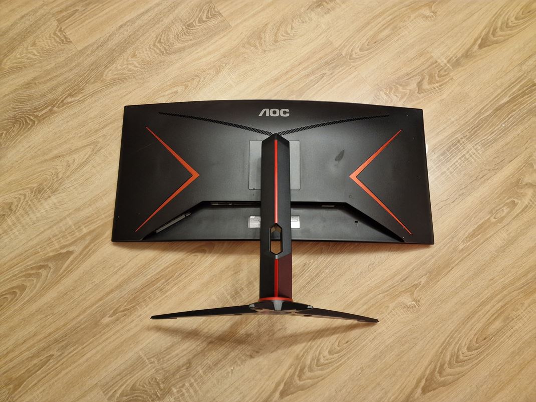 AOC CU34G2XP - hern ultrawide monitor Zo zadnej strany ponkne dizajnov erven doplnky