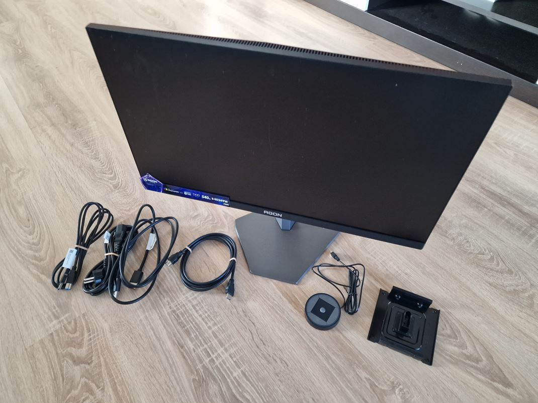 AOC AGON Pro AG246FK Monitor pridva aj extern ovlda menu.