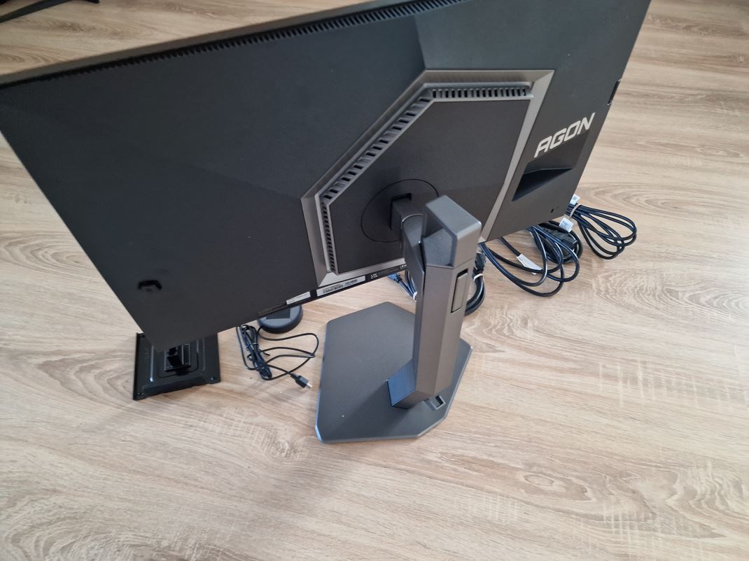 AOC AGON Pro AG246FK Ako v asti stojana, tak aj zo zadnej strany akajte netradin dizajn.